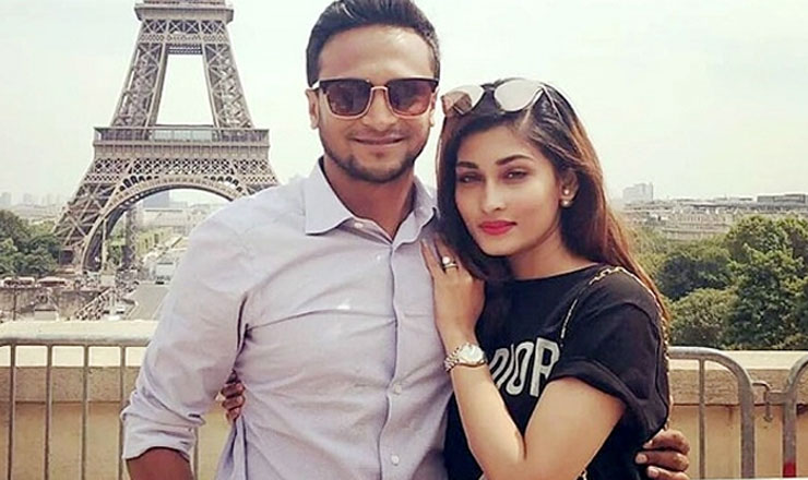 ফেসবুকে এমন ইমোজি দিয়ে কী বোঝালেন সাকিবপত্নী?