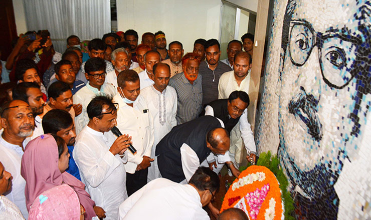 বাগমারায় বঙ্গবন্ধুর প্রতিকৃতিতে এমপি এনামুল হকের শ্রদ্ধা নিবেদন