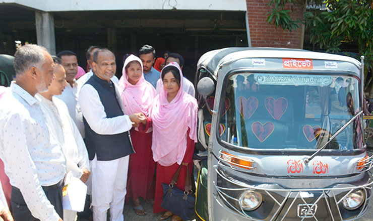 বাগমারায় মহিলা লীগ ও যুব মহিলা লীগের মাঝে এমপি এনামুলের সিএনজি উপহার