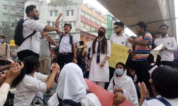 নিরাপদ সড়কের দাবিতে রাস্তায় শিক্ষার্থীরা