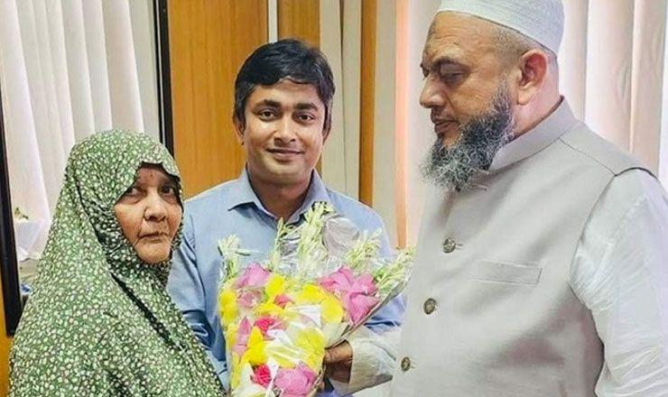 ছেলে সচিব হয়েছেন, খুশিতে অফিসে ফুল নিয়ে হাজির মা