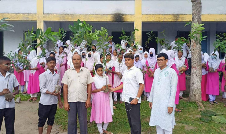 চারঘাটে শিক্ষার্থীদের মাঝে 'স্বপ্নচূড়া'র বৃক্ষ বিতরণ