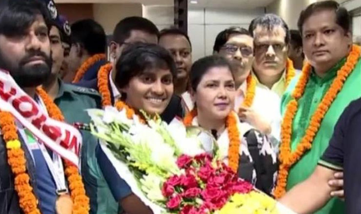 দেশে ফিরেছেন সাফ জয়ী নারী ফুটবলাররা, বিমানবন্দরের বাইরে জনতার ঢল