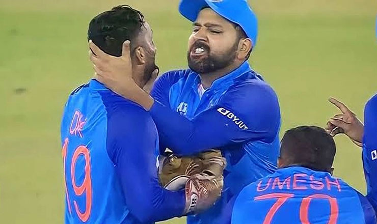 মাঠেই কার্তিকের থুতনি চেপে ধরলেন রোহিত (ভিডিও)