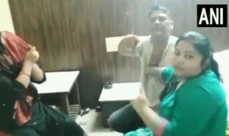 হোটেলে প্রেমিকার সঙ্গে ঘনিষ্ঠ স্বামী, জুতোপেটা করলেন স্ত্রী (ভিডিও)