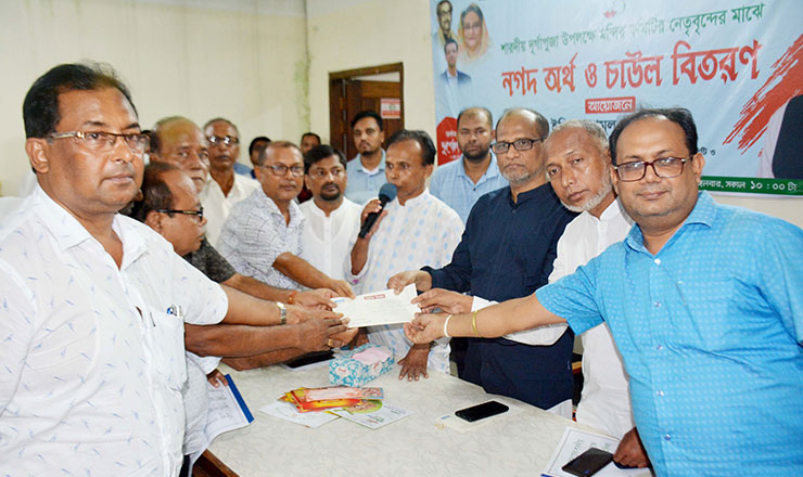 বাগমারায় দূর্গাপুজা উপলক্ষে মন্দিরে আর্থিক অনুদান এমপি এনামুল হকের