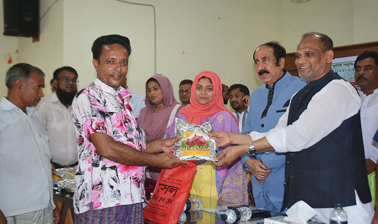 বাগমারায় বিনামূল্যে পেঁয়াজ-মাসকলাই বীজ ও সার বিতরণ
