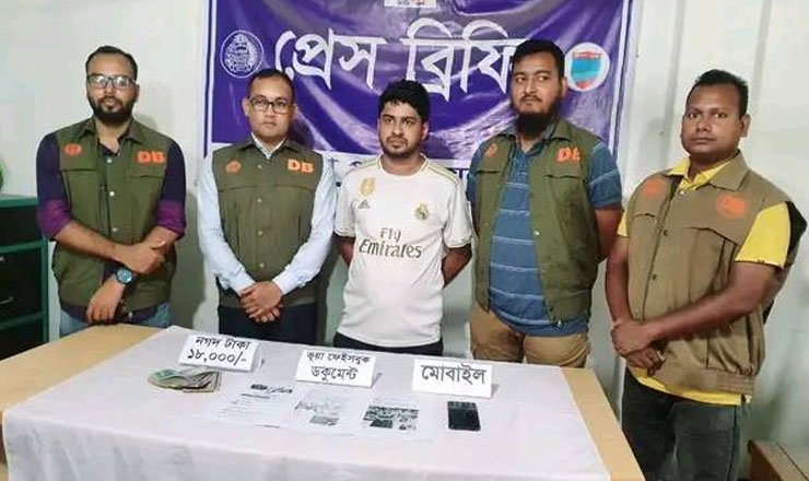 যশোরে বিকাশ প্রতারক চক্রের এক সদস্য আটক টাকা উদ্ধার