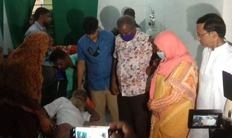 নন্দীগ্রামে যাত্রী ছাউনিতে পড়ে থাকা সাবেক প্রধান শিক্ষকের পাশে ইউএনও শিফা নুসরাত