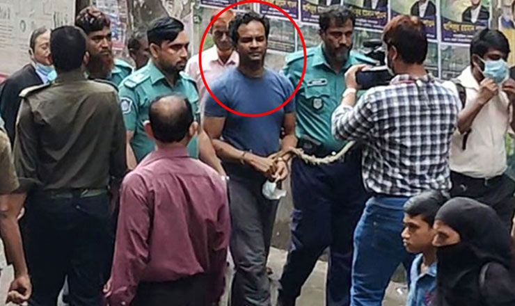 শিল্পীকে হাতকড়া পরিয়ে দড়ি বেঁধে নিয়ে যাওয়ার ছবি ভাইরাল