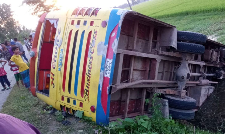নন্দীগ্রামে যাত্রীবাহী বাস উল্টে দুই নারী নিহত