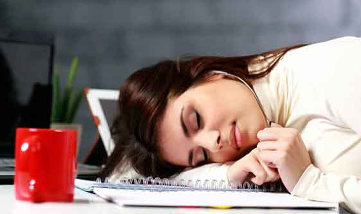 দুপুরে খাওয়ার পর ঘুম আসে কেন? 