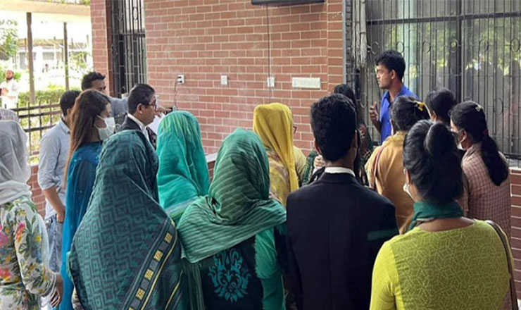 জামিন নিতে এসে যা করলেন ইডেন ছাত্রলীগ নেত্রীরা