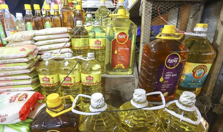 দাম কমলেও বাজারে আগের দরেই বিক্রি হচ্ছে ভোজ্যতেল