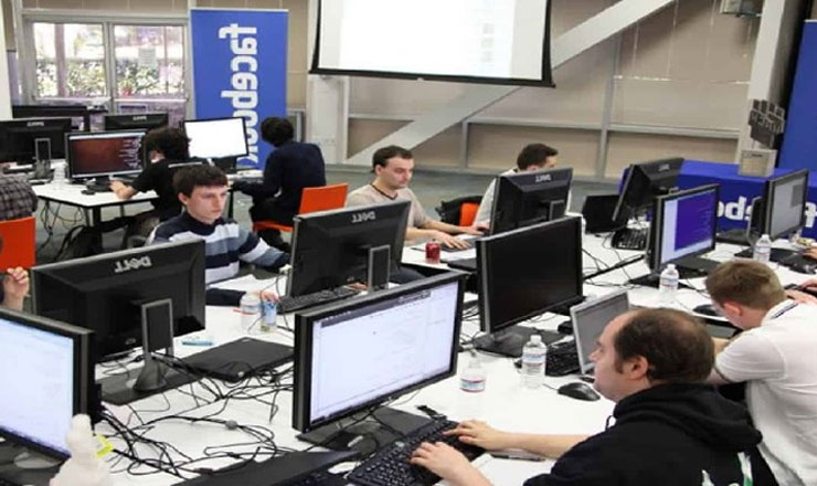 আয় কমে যাওয়ায় ১২ হাজার কর্মী ছাঁটাই করবে ফেসবুক