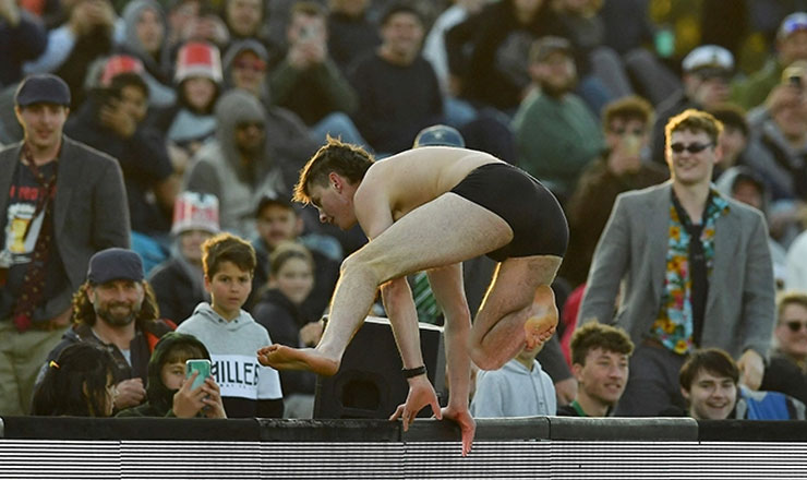 নিউজিল্যান্ড-পাকিস্তান ম্যাচে বিবস্ত্র যুবকের কাণ্ড