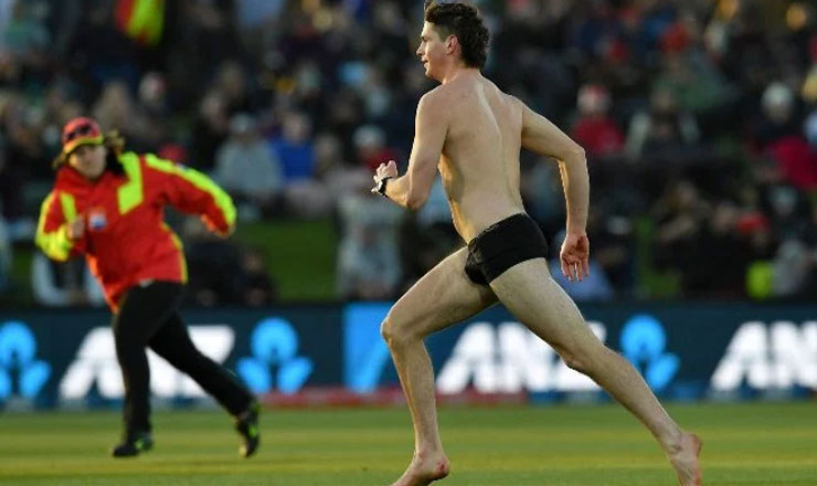 নিউজিল্যান্ড-পাকিস্তান ম্যাচে বিবস্ত্র যুবকের কাণ্ড