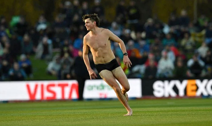 নিউজিল্যান্ড-পাকিস্তান ম্যাচে বিবস্ত্র যুবকের কাণ্ড