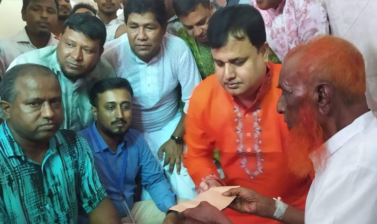 নন্দীগ্রামে সাবেক প্রধান শিক্ষক আব্দুর রশিদ শেখে'র পাশে এমপি মোশারফ হোসেন