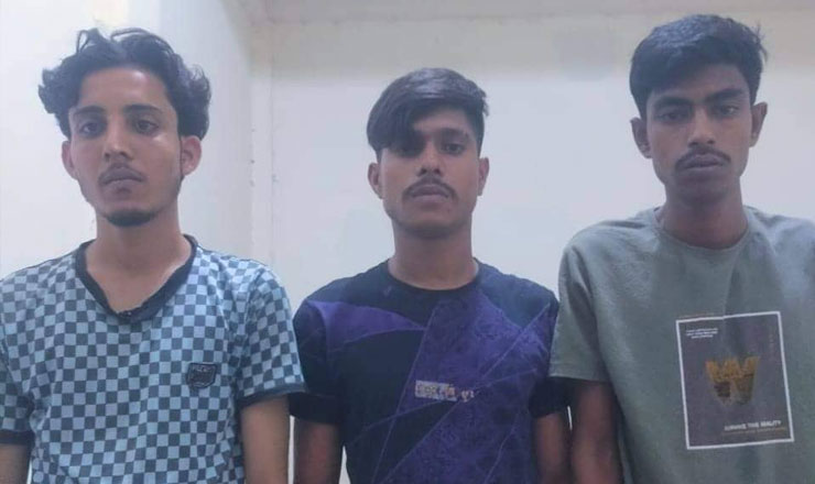 চলন্ত প্রাইভেটকারে ঢিল ছুড়ে ডাকাতির চেষ্টা, আটক ৩