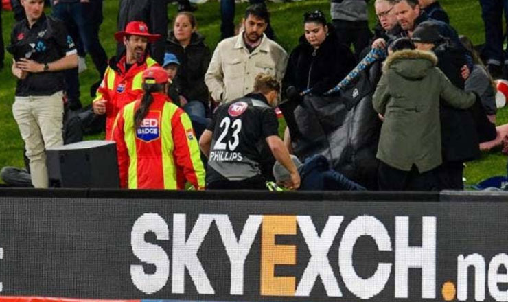 বাংলাদেশের বিপক্ষে ছক্কায় আহত কিশোরী দর্শক