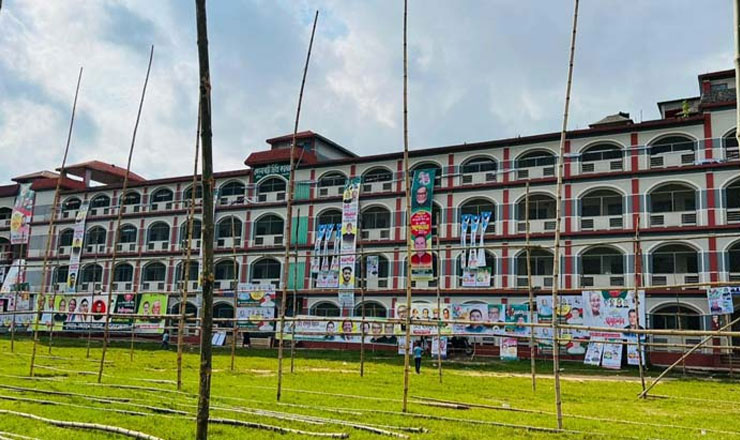 সেই কলেজ ভবন থেকে সরানো হলো ব্যানার-ফেস্টুন 