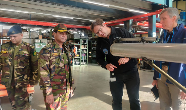 সুইজারল্যান্ড সফর শেষে দেশে ফিরলেন সেনাবাহিনী প্রধান