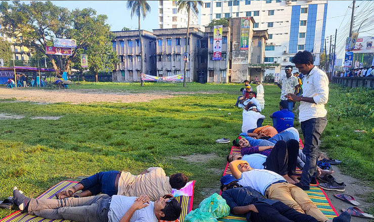 ময়মনসিংহ সমাবেশ: রাতে ফুটপাতে ঘুমিয়েছেন বিএনপির কর্মীরা