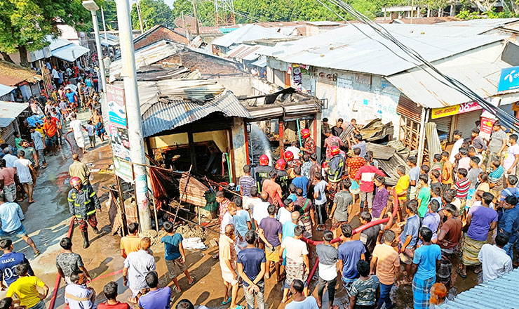 বাগমারায় মচমইল বাজারে অগ্নিকান্ডে ১৫ দোকান ভষ্মিভূত
