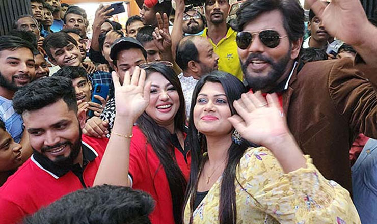 মুনমুনের সিনেমার দর্শকদের ভিড়ে ভেঙ্গে পড়ল ইটের দেয়াল