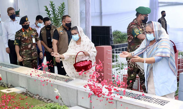 শেখ রাসেলের সমাধিতে শেখ হাসিনা-রেহানার শ্রদ্ধা