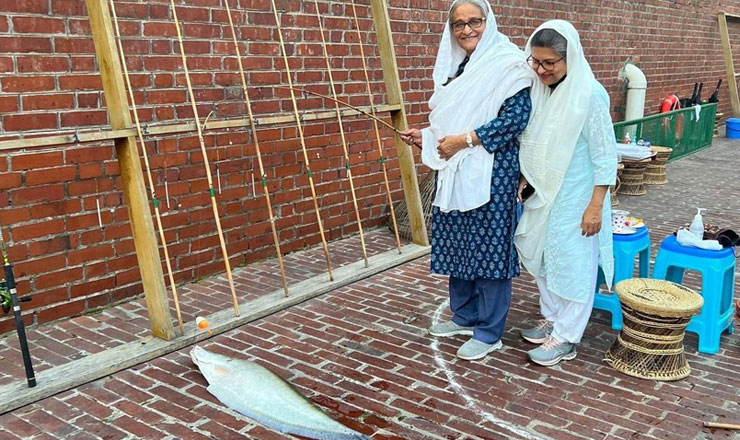 ব্যস্ততার মধ্যেও প্রধানমন্ত্রীর ছিপ দিয়ে মাছ শিকার 