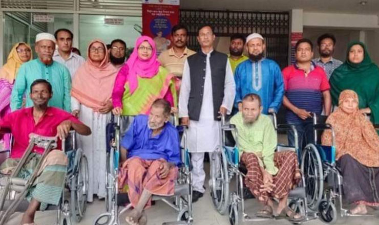 নন্দীগ্রামে ২৫ জন প্রতিবন্ধীকে হুইল চেয়ার দিলেন মেয়র আনিছুর