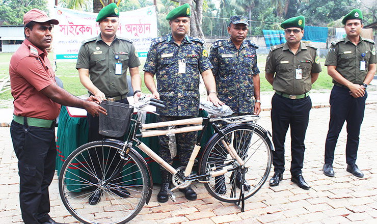 আনসার কমান্ডার ও ইউনিয়ন দলনেতাদের মাঝে বাইসাইকেল বিতরণ