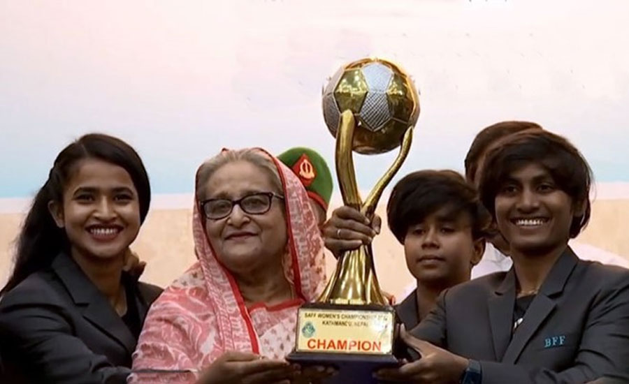 সাফজয়ী নারী ফুটবলারদের ৫ লাখ টাকা করে দিলেন প্রধানমন্ত্রী
