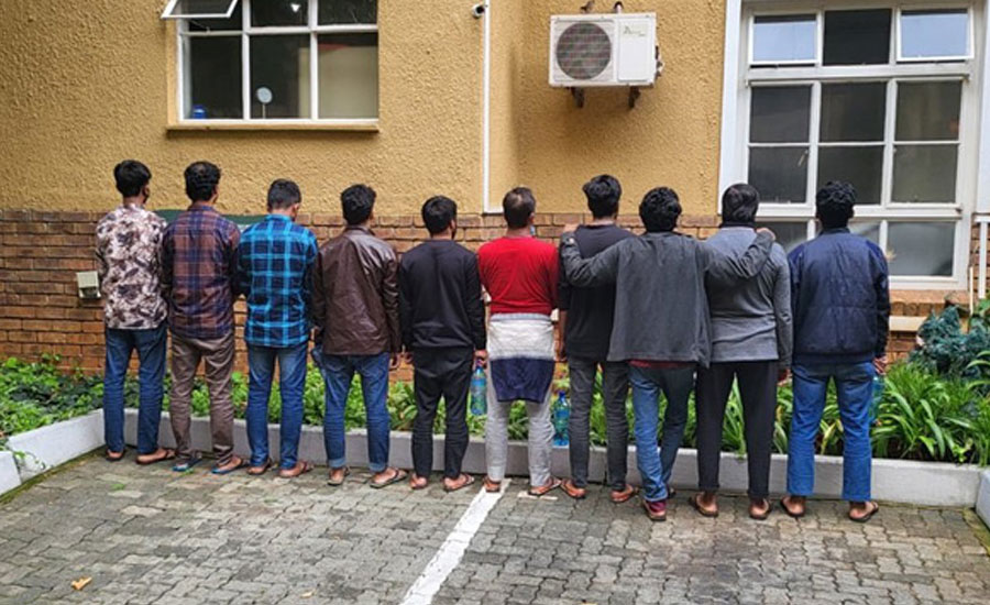 ছবি: গত ২৬ জানুয়ারি দক্ষিণ আফ্রিকার  মুসিনিয়া এলাকা থেকে অপহৃত ১০ বাংলাদেশিকে উদ্ধার করে স্থানীয় পুলিশ।