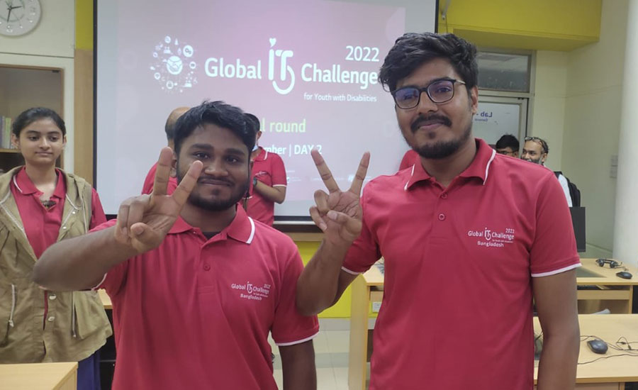 তথ্যপ্রযুক্তি প্রতিযোগিতায় আন্তর্জাতিক পুরস্কার পেল বাংলাদেশের ২ প্রতিবন্ধী তরুণ