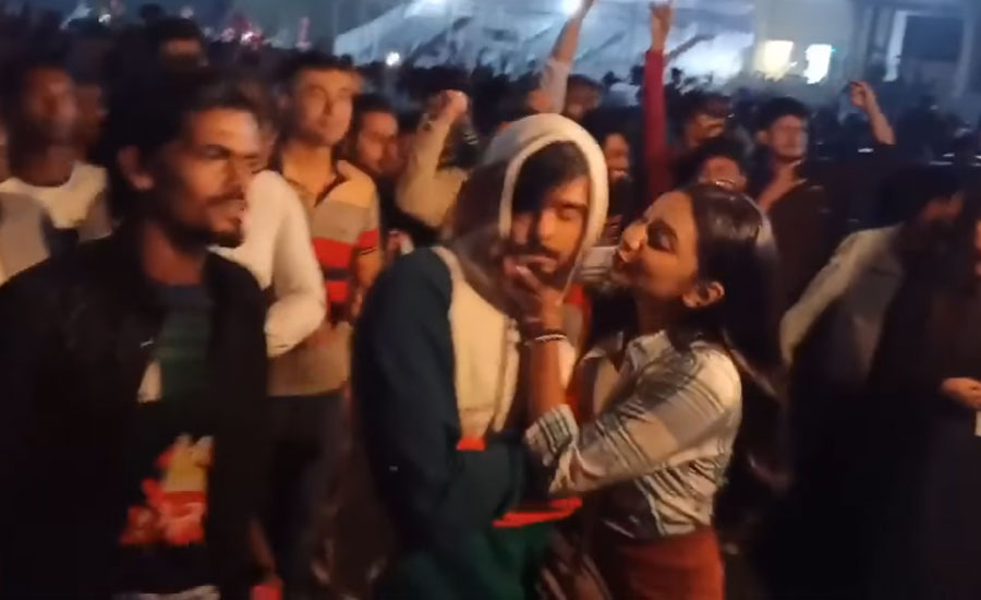 চুম্বনের পর সুনেরাহকে সিয়ামের চড়, নেটদুনিয়া উত্তাল (ভিডিও)