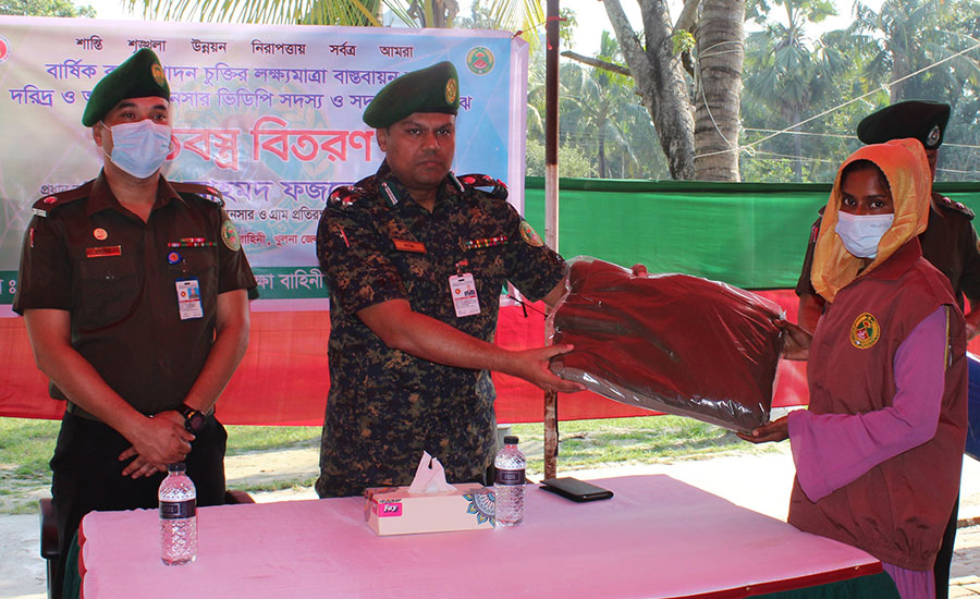 খুলনায় আনসার ও ভিডিপি সদস্যদের মাঝে শীতবস্ত্র বিতরন