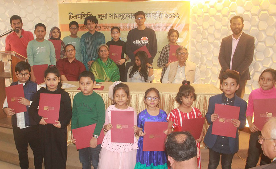 লুনা সামসুদ্দোহা শিক্ষাবৃত্তি তুলে দিলেন শিক্ষামন্ত্রী দীপু মনি