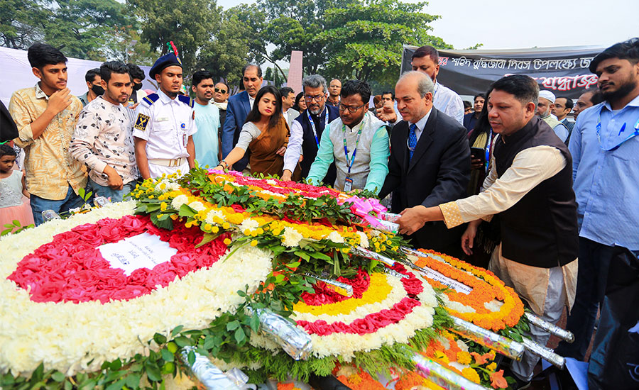 বুদ্ধিজীবি স্মৃতিসৌধে ড্যাফোডিল ইন্টারন্যাশনাল ইউনিভার্সিটি’র শ্রদ্ধা 