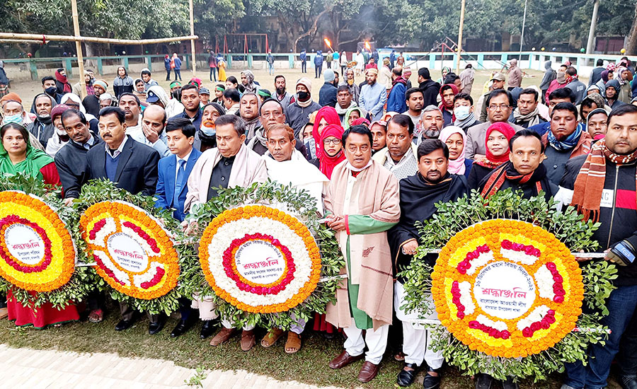 বাগমারায় শহীদদের স্মরণে পুষ্পস্তবক অর্পণ