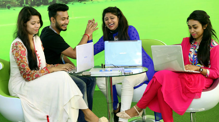 ড্যাফোডিল বিশ্ববিদ্যালয়ের শিক্ষার্থীদের ক্যারিয়ার উন্নয়নের হাতিয়ার ১জন শিক্ষার্থী একটি ল্যাপটপ