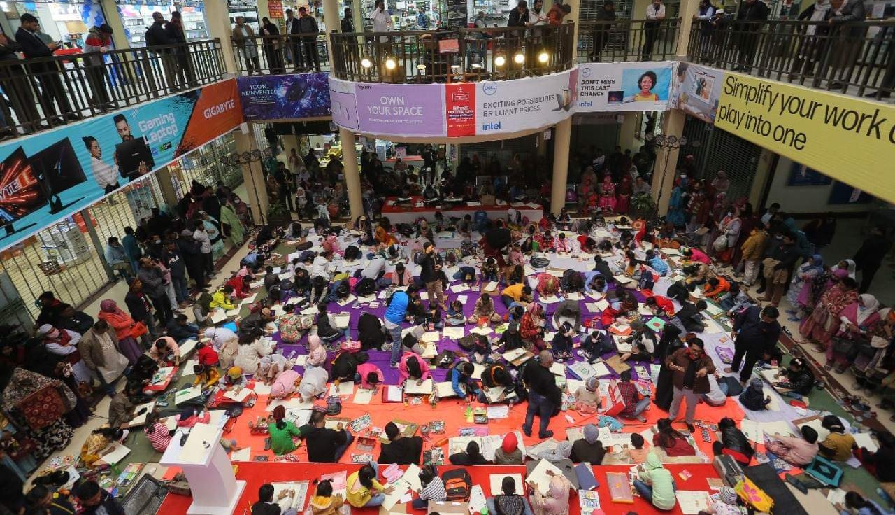 ছুটির দিনে জমজমাট আইডিবি মেলা