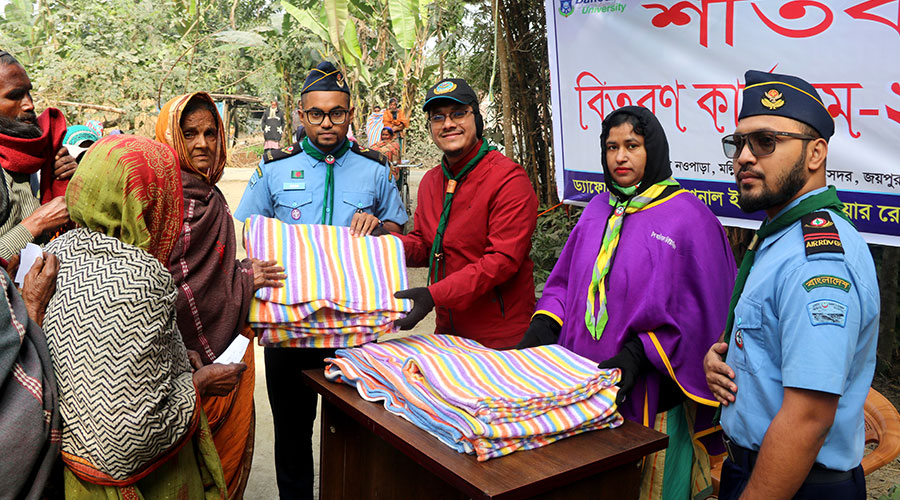 ড্যাফোডিল ইন্টারন্যাশনাল ইউনিভার্সিটি এয়ার রোভার স্কাউট গ্রুপের শীতবস্ত্র বিতরণ