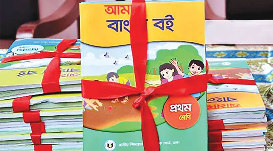 পাঠ্যবইয়ে ভুল আর ভুল, মিলছে কালোবাজারে