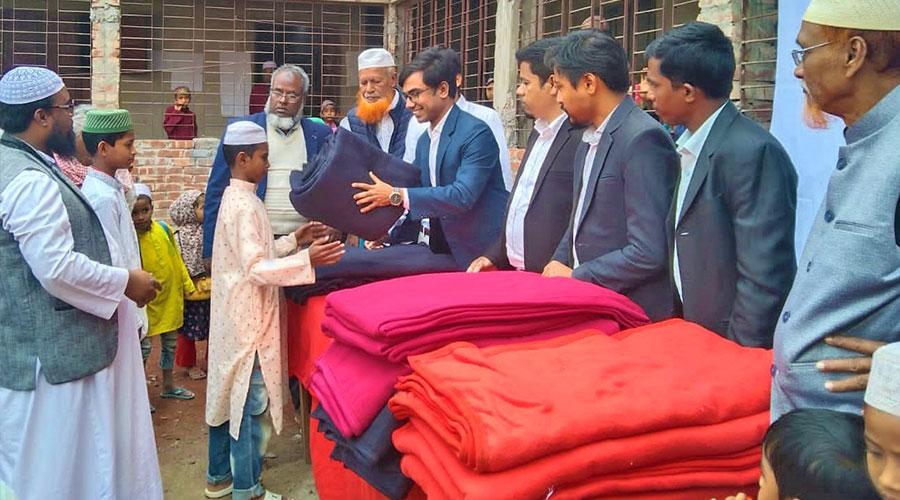 চৌমুহনীতে লংকাবাংলা ফাউন্ডেশনের শীতবস্ত্র বিতরণ