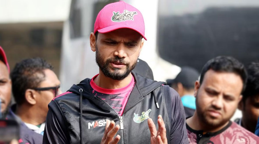 যে কারণে এখনো খেলে যাচ্ছেন মাশরাফি