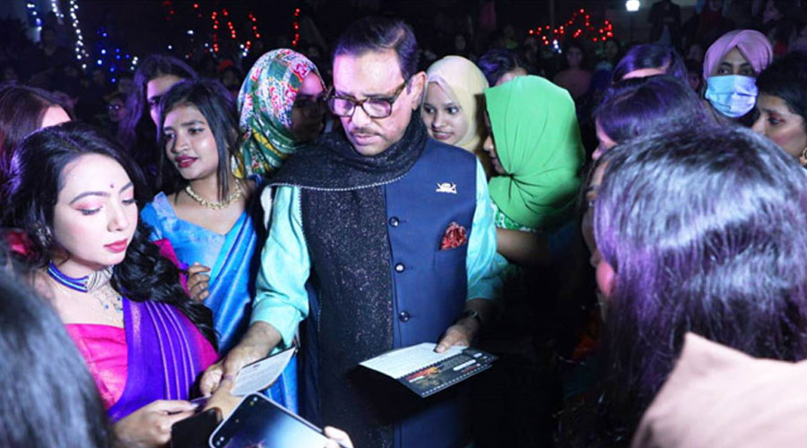 শিক্ষার্থীদের সিনেমার টিকিট দিলেন ওবায়দুল কাদের