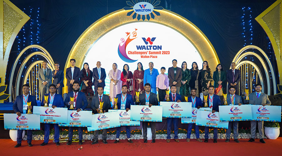 ওয়ালটন প্লাজার ‘চ্যালেঞ্জারস সামিট-২০২৩’ অনুষ্ঠানের অতিথিদের সঙ্গে পুরস্কৃত কর্মকর্তাদের একাংশ।
